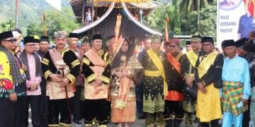 Pemberian Gelar Adat kepada Gubernur Riau di Pesisir Selatan Tuai Polemik, Dinilai Cacat dan Bermuatan Politik