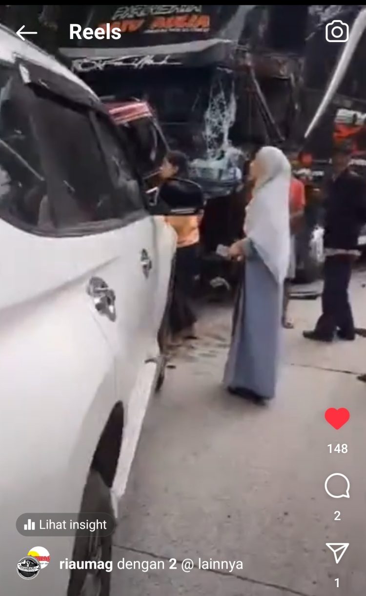 Kecelakaan Beruntun Hari ini di Sitinjau Lauik Padang: Rem Blong , Bus Hajar Sejumlah Kendaraan