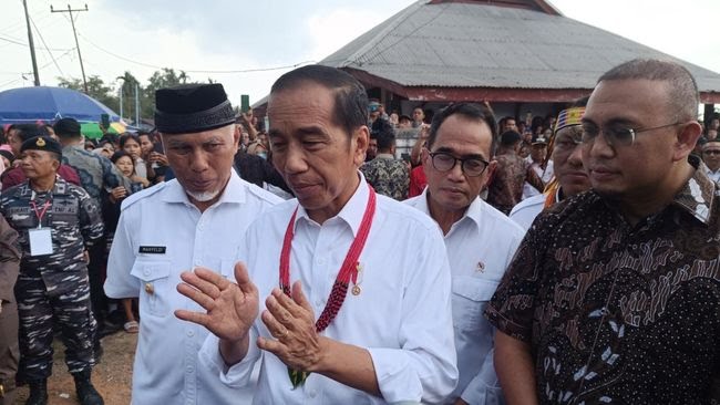 Andre Rosiade Dampingi Jokowi Resmikan Bandara Mentawai – tinjau Pasar Ibu