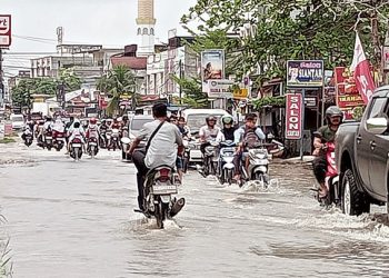 Genangan di Jalan Ganggu Aktivitas Warga Pekanbaru