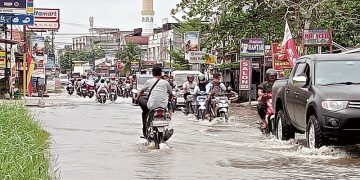 Genangan di Jalan Ganggu Aktivitas Warga Pekanbaru