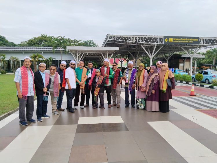 Headline: Gabe Tours Successfully Hosts 16 Malaysian Guests for a Cultural and Religious Tour in Riau