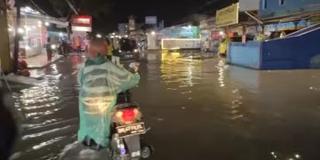 Hujan Lebat Sebentar Pekanbaru Langsung Banjir, Banyak Motor Mogok, Warganet: Kota Bertuah