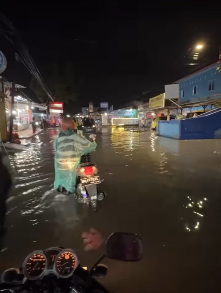 Hujan Lebat Sebentar Pekanbaru Langsung Banjir, Banyak Motor Mogok, Warganet: Kota Bertuah