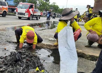 Dinas PUPR Pekanbaru Bongkar Beton yang Tutupi Drainase di Jalan Soebrantas