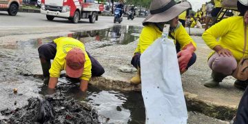 Dinas PUPR Pekanbaru Bongkar Beton yang Tutupi Drainase di Jalan Soebrantas