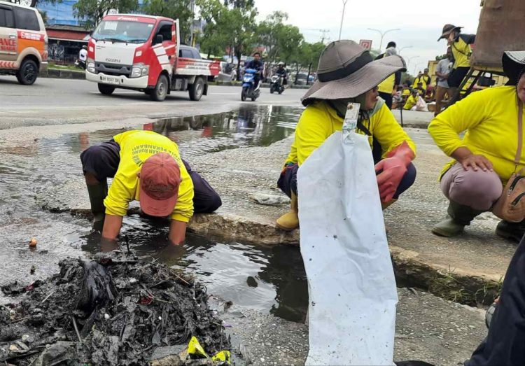 Dinas PUPR Pekanbaru Bongkar Beton yang Tutupi Drainase di Jalan Soebrantas