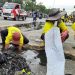 Dinas PUPR Pekanbaru Bongkar Beton yang Tutupi Drainase di Jalan Soebrantas
