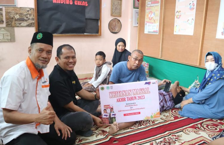 kembali JNE Pekanbaru bareng LAZISMU Pekanbaru adakan Khitanan Massal