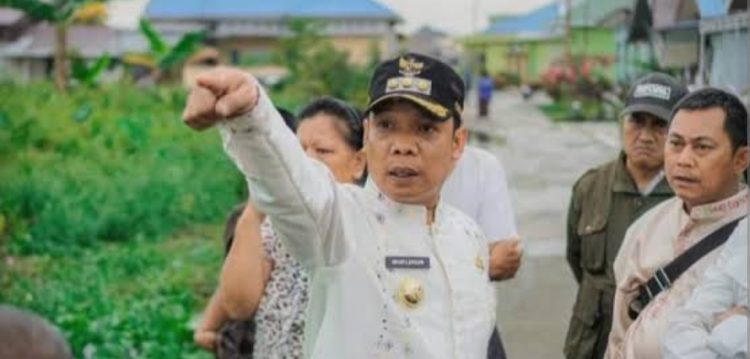 Pantau Banjir, Pj Walikota Pekanbaru Imbau Warga Bersihkan Parit