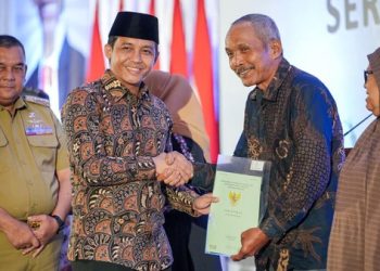 Raja Juli Antoni Wamen ATR/BPN Bagikan 1.000 Sertifikat ke Warga Riau: Mohon Dijaga