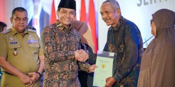 Raja Juli Antoni Wamen ATR/BPN Bagikan 1.000 Sertifikat ke Warga Riau: Mohon Dijaga