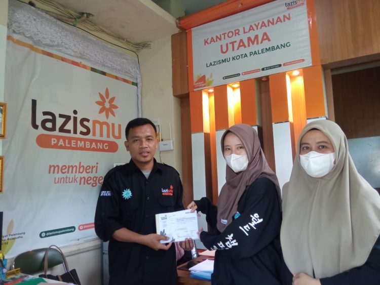 Cahaya Harapan di Tengah Kesulitan : LAZISMU Palembang Berikan Beasiswa Sang Surya untuk Mahasiswa Berprestasi