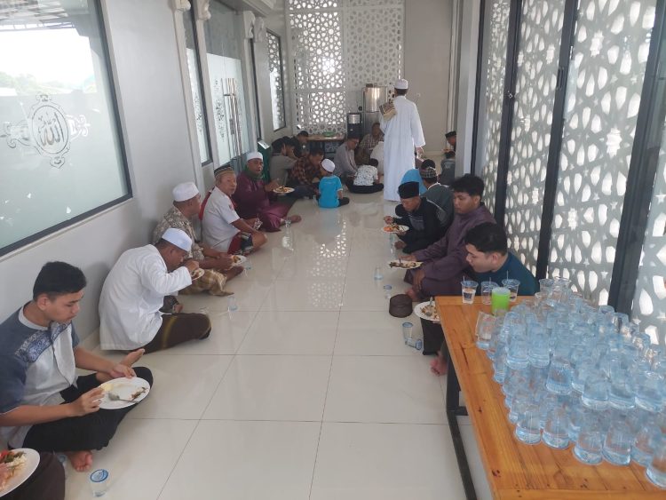 Tradisi Makan Bersama di Masjid Ar Rofiah Ilyas Lassik Berlanjut Setiap Jumat Seusai Shalat Berjamaah