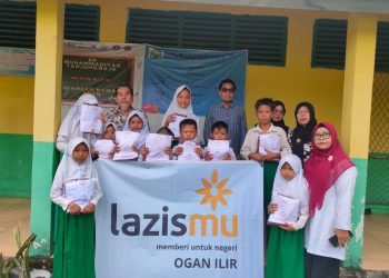 Peduli Pendidikan, LAZISMU Ogan Ilir Bantu 33 Siswa Kurang Mampu Dapatkan Seragam Baru