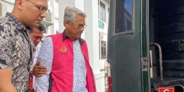 Mantan Bupati Sukarmis DITAHAN Jaksa Atas Dugaan Korupsi Proyek Hotel Kuansing