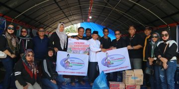 Riau Entertainment Community Menyalurkan Sumbangan Peduli Banjir Sumatera Barat melalui LAZISMU Pekanbaru