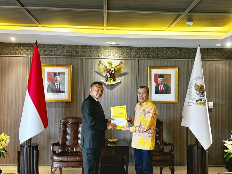 Syah ! H Syamsuar Terima Mandat Resmi dari DPP Golkar Maju Pilkada Gubernur Riau