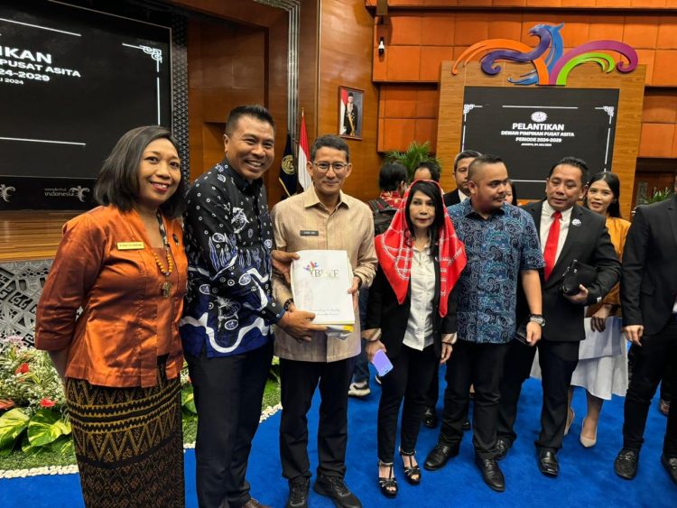 Ketua DPD ASITA Bali Serahkan Laporan BBTF kepada Menteri Pariwisata dan Ekonomi Kreatif RI