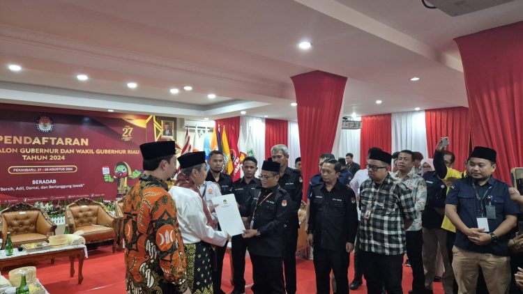 Hari Pertama, Bawaslu Riau Awasi Pendaftaran Bapaslon Syamsuar-Mawardi Saleh