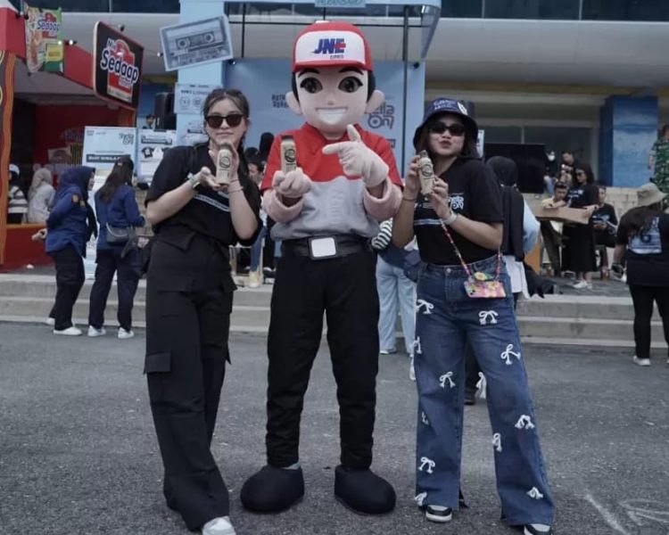 Booth JNE Hadirkan Beragam Keseruan di Konser Sheila On 7