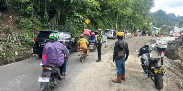 Hati-Hati! Volume Kendaraan Ramai, Jalur Lembah Anai Masih Ada Buka Tutup di Lima Titik