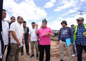 Tinjau Proyek Jembatan Sungai Masjid Dumai, Sekda Riau Targetkan Rampung Akhir Tahun