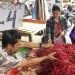 Murah dan Melimpah, Warga Borong Cabai Merah