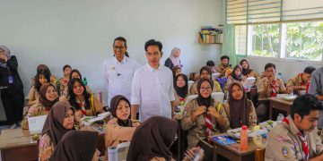 Tinjau Program Makan Bergizi Gratis, Gibran: Super Lengkap