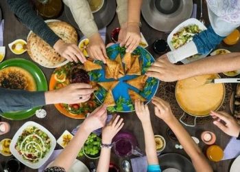 Hadits Makan Minum dengan Tangan Kanan, Bukan Tangan Kiri
