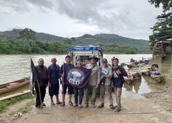 Menembus Banjir, Bantu Masjid Pedalaman Dapatkan Air
