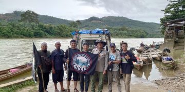 Menembus Banjir, Bantu Masjid Pedalaman Dapatkan Air