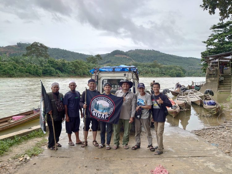 Menembus Banjir, Bantu Masjid Pedalaman Dapatkan Air