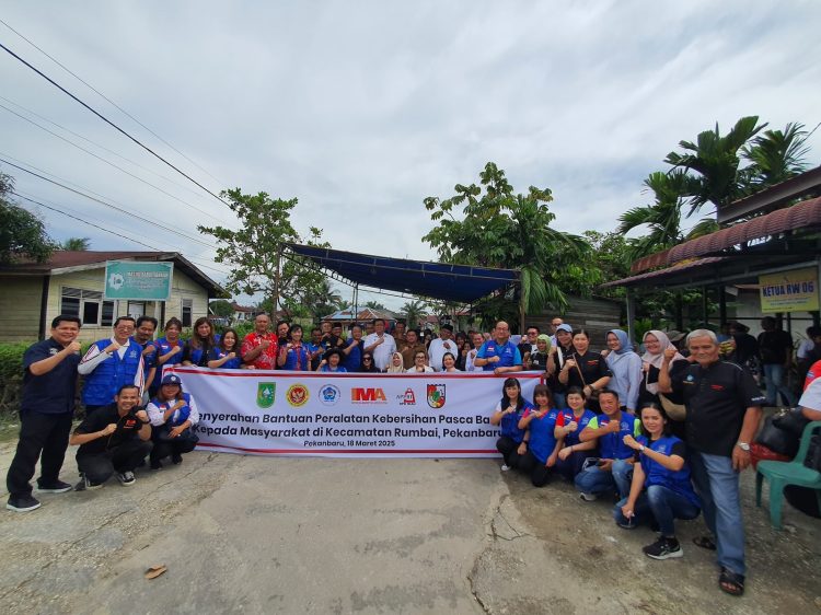 Sinergi IMA Chapter Pekanbaru, PSMTI Riau, APPBI dan Kominda Bantu Korban Banjir
