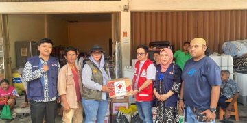 PMI Riau Turun ke Lokasi Banjir Rumbai, Bantu Warga Setempat