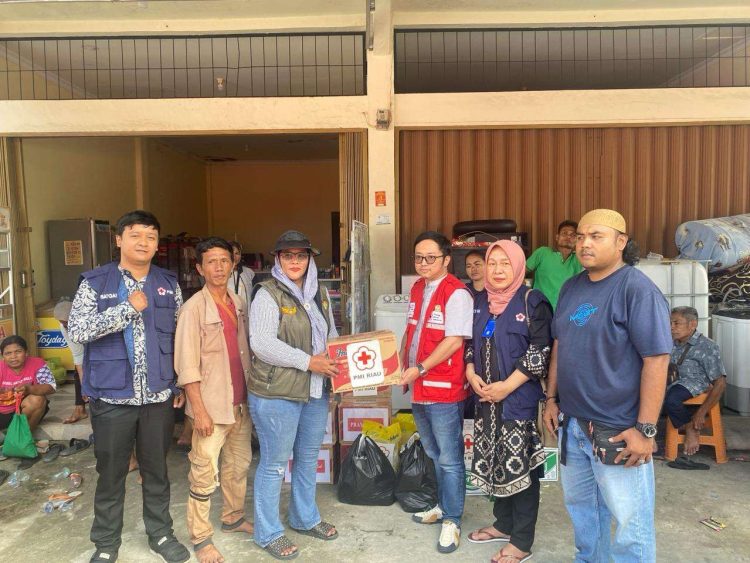 PMI Riau Turun ke Lokasi Banjir Rumbai, Bantu Warga Setempat