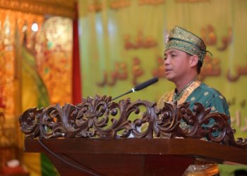 Kenang Almarhum Ayah, Menteri Kehutanan Terharu Saat Ditepuk Tepung Tawar di Lembaga Adat Melayu Riau