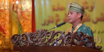 Kenang Almarhum Ayah, Menteri Kehutanan Terharu Saat Ditepuk Tepung Tawar di Lembaga Adat Melayu Riau