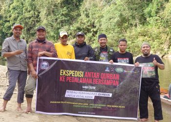 Ekspedisi Antar Qurban ke Pedalaman BersampanAntar Qurban Arungi Derasnya Arus Sungai