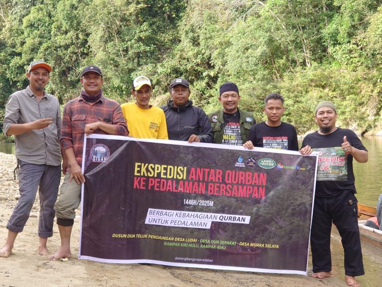 Ekspedisi Antar Qurban ke Pedalaman BersampanAntar Qurban Arungi Derasnya Arus Sungai
