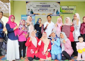 Komunitas Relawan Rakyat Bahagia Serahkan Bantuan Taplak Meja ke Posyandu “Puncak Mahligai Putri”