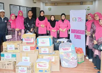 Yayasan Bhayangkari Pekanbaru Serahkan Bantuan Layak Pakai Kepada Relawan Rakyat Bahagia untuk Korban Kebakaran di Desa Bukit Datuk Bengkalis