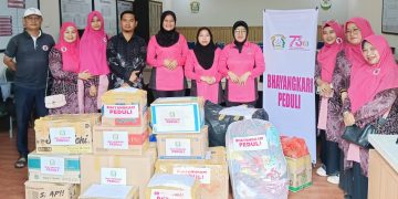 Yayasan Bhayangkari Pekanbaru Serahkan Bantuan Layak Pakai Kepada Relawan Rakyat Bahagia untuk Korban Kebakaran di Desa Bukit Datuk Bengkalis