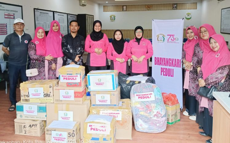 Yayasan Bhayangkari Pekanbaru Serahkan Bantuan Layak Pakai Kepada Relawan Rakyat Bahagia untuk Korban Kebakaran di Desa Bukit Datuk Bengkalis