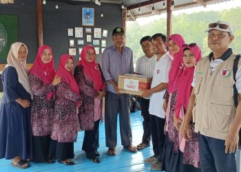 Relawan Rakyat Bahagia Salurkan Bantuan Korban Kebakaran di Desa Bukit Batu Laut