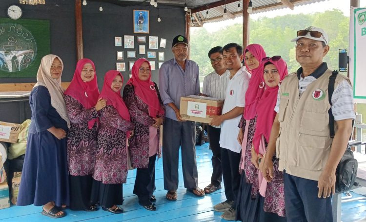 Relawan Rakyat Bahagia Salurkan Bantuan Korban Kebakaran di Desa Bukit Batu Laut