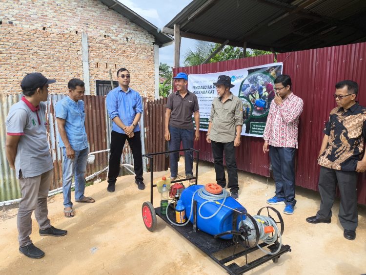 Tim Dosen Teknik Mesin UNRI Berbagi Inovasi: Alat Trolley Sprayer Pestisida untuk Petani