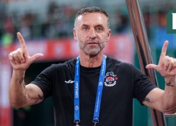 Pelatih Persija Jakarta, Thomas Doll, menunjukkan lambang khas The Jak sebelum pertandingan pekan ke-23 BRI Liga 1