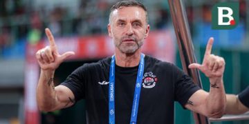 Pelatih Persija Jakarta, Thomas Doll, menunjukkan lambang khas The Jak sebelum pertandingan pekan ke-23 BRI Liga 1