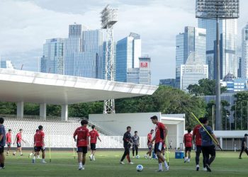 La Grande Datangi Latihan Timnas Indonesia U-22 Sebelum SEA Games 2025, Bentangkan 2 Spanduk Besar dan Nyalakan Suar: Hanya Ada Medali Emas!